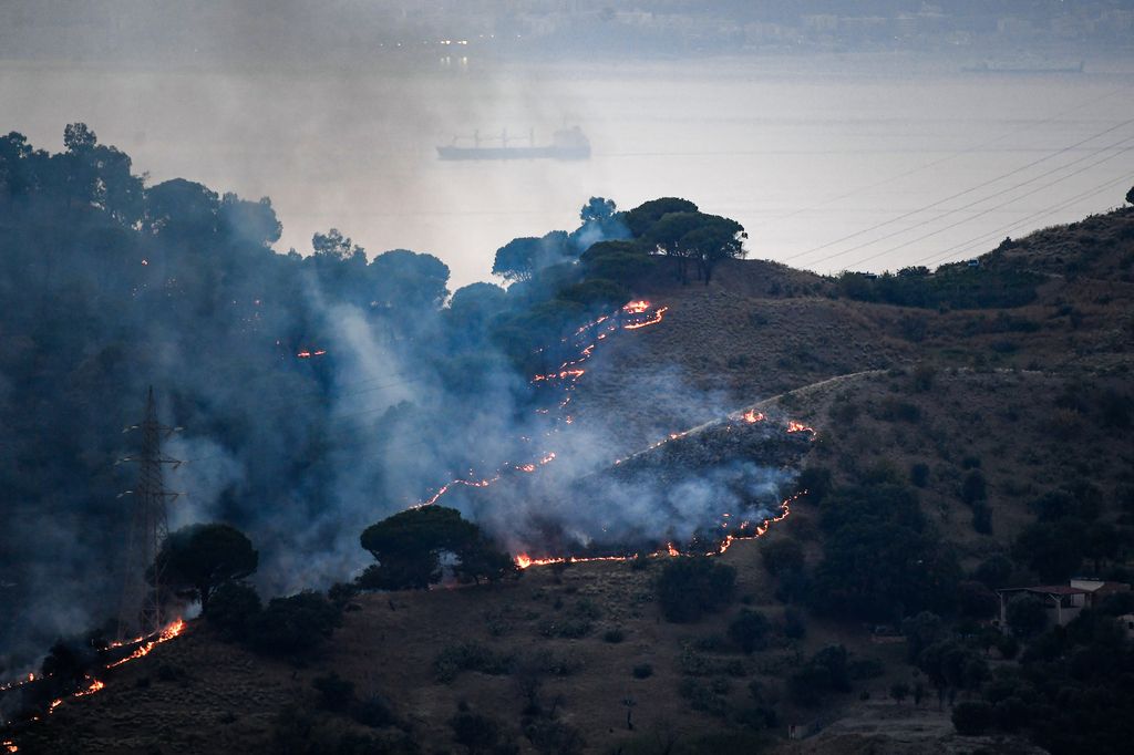 L'inferno di luglio, tra roghi e vittime del caldo