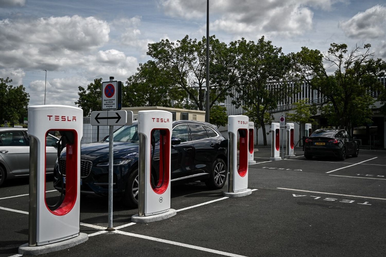 Tesla, colonnine di ricarica