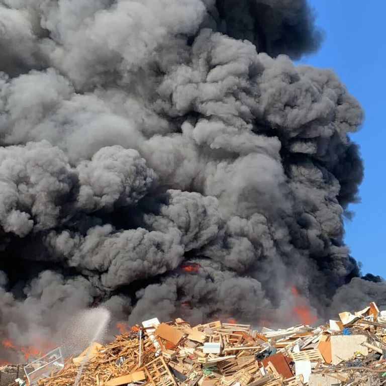 L'incendio nel deposito rifiuti di Ciampino