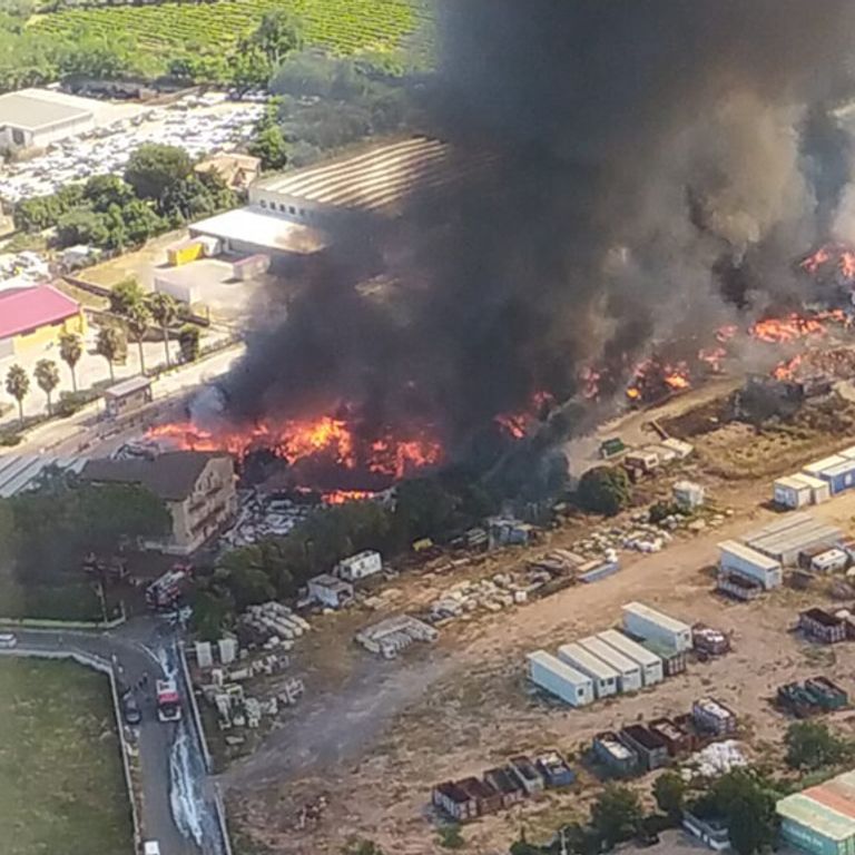 L'incendio nel deposito rifiuti di Ciampino