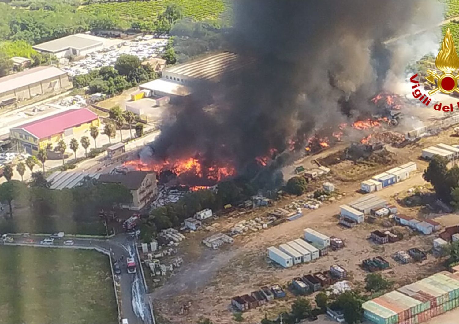 L'incendio nel deposito rifiuti di Ciampino