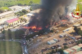 L'incendio nel deposito rifiuti di Ciampino