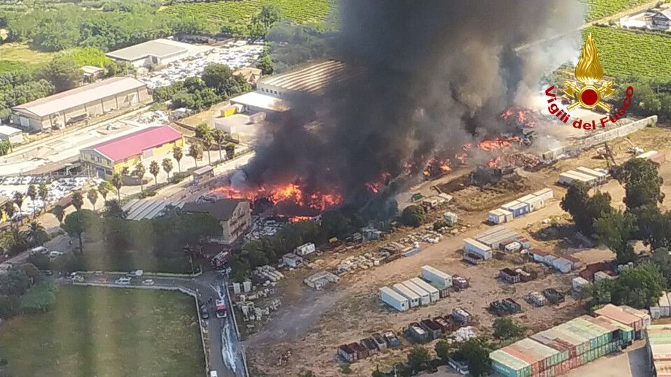 L'incendio nel deposito rifiuti di Ciampino