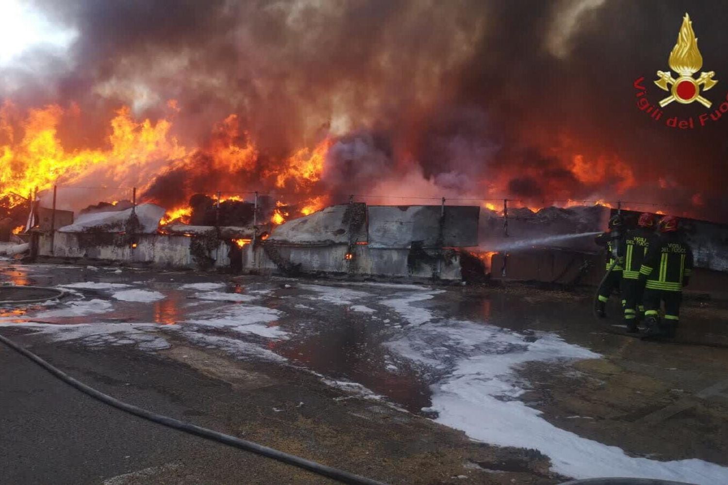 Incendio mezzi rifiuti