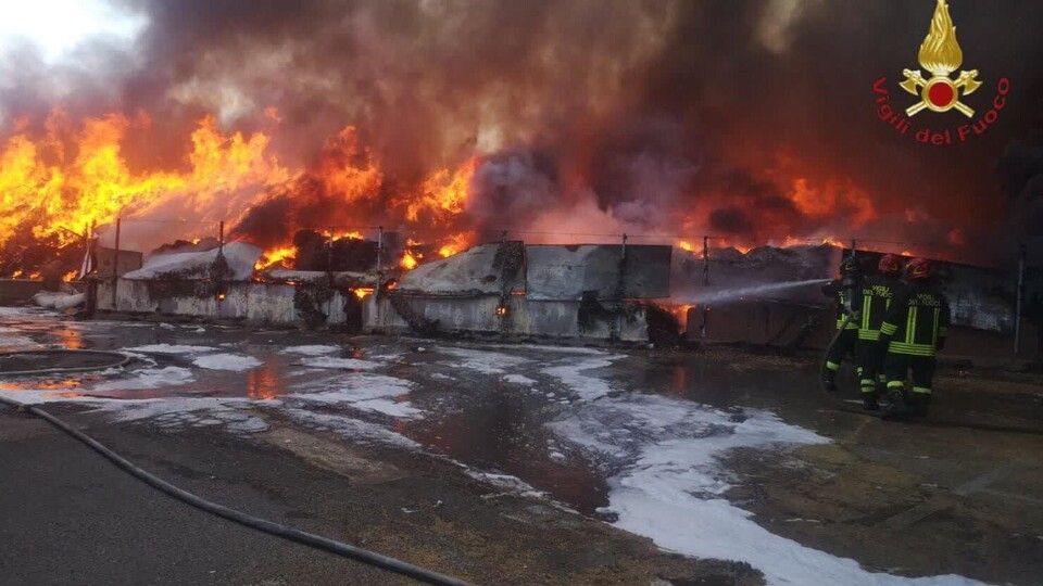 L'incendio nel deposito rifiuti di Ciampino