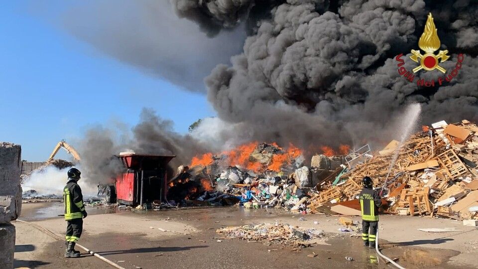 L'incendio nel deposito rifiuti di Ciampino