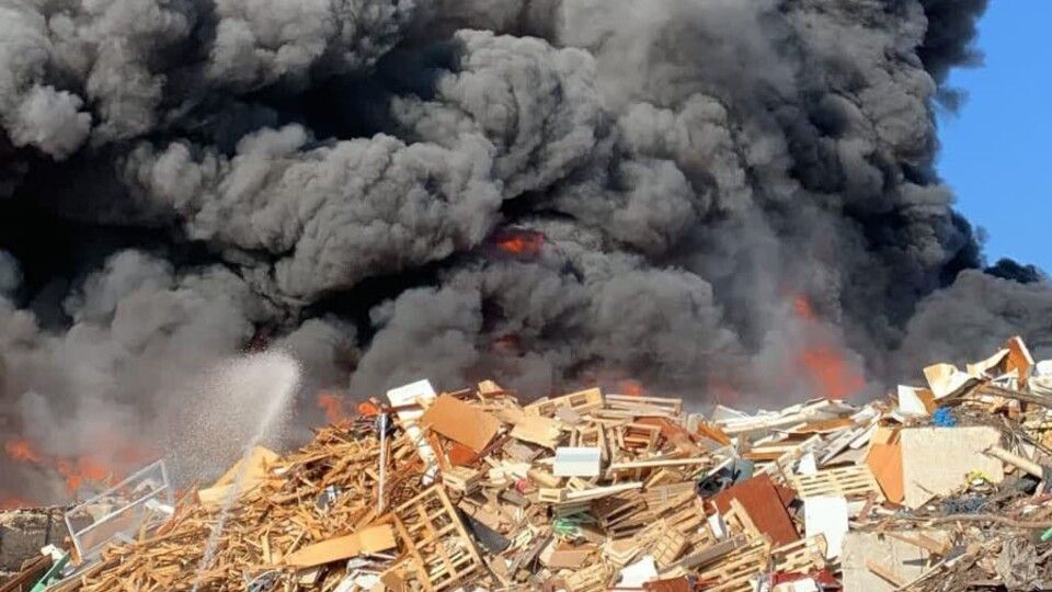 L'incendio nel deposito rifiuti di Ciampino