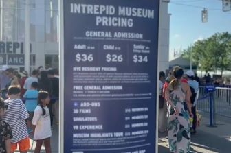 L'ingresso dell'Intrepid Museum