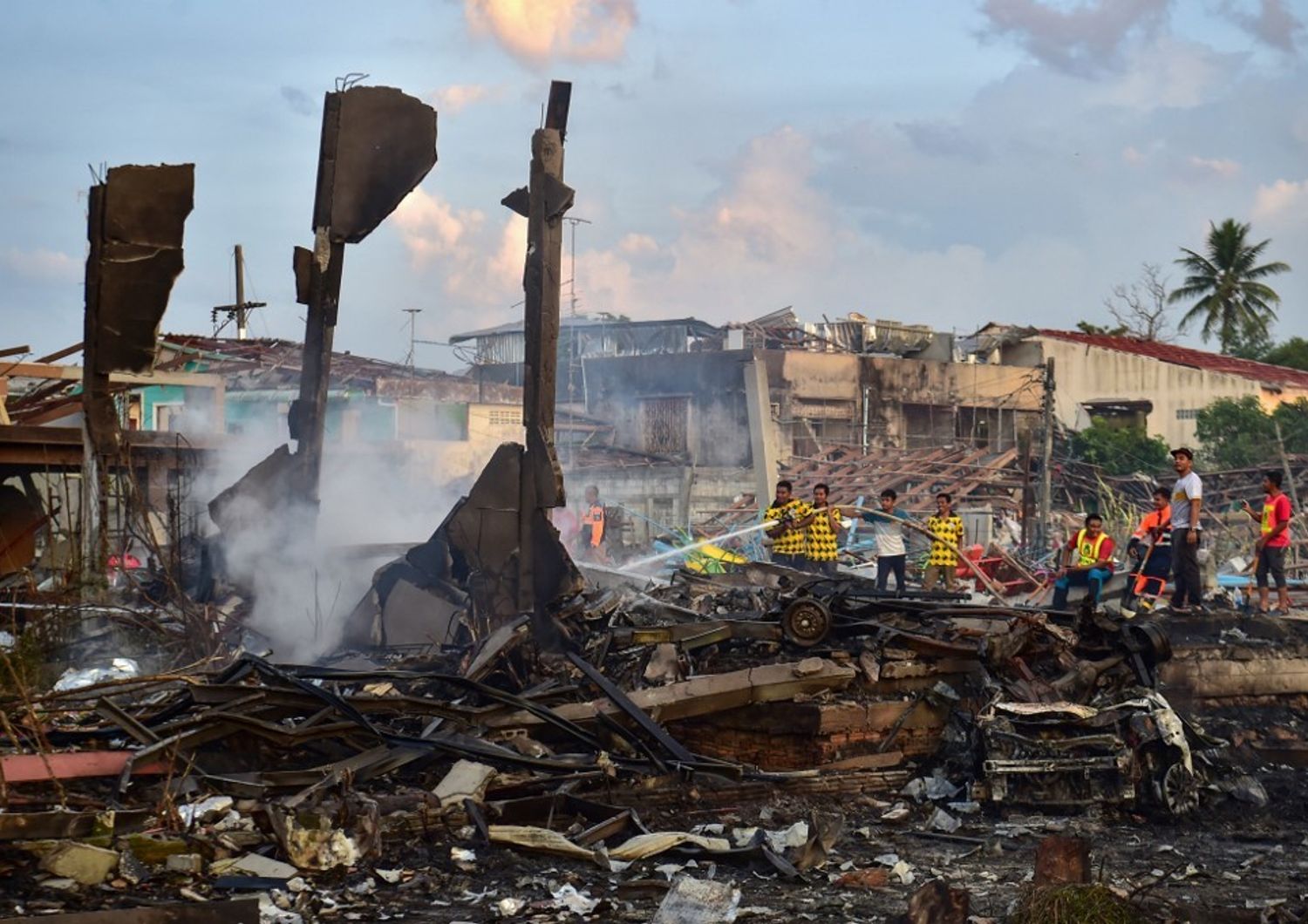 I resti del magazzino di fuochi d'artificio esploso a&nbsp;Sungai Kolok in Thailandia