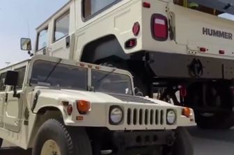 L'Hummer maxi a confronto con un nomale Hummer