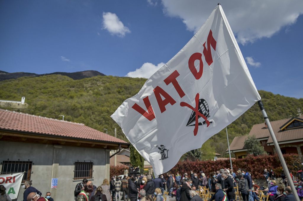 Incappucciati e con bombe carta. Assalto No Tav a due cantieri. A32 chiusa per un'ora