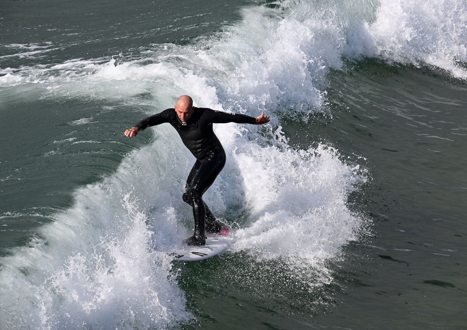 Surfisti felici climate change onde sempre alte frequenti California
