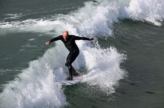 Surfisti felici climate change onde sempre alte frequenti California