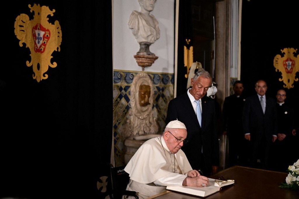 Papa Francesco firma il libro d'onore