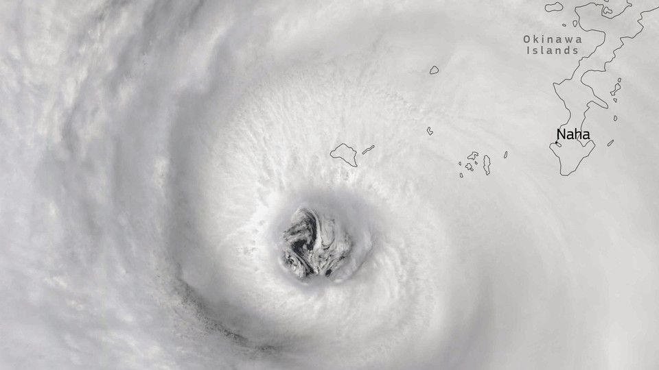 Il tifone Khanun visto dallo spazio