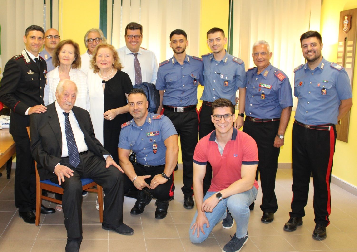 carabinieri vicebrigadiere festeggia 102 anni caserma