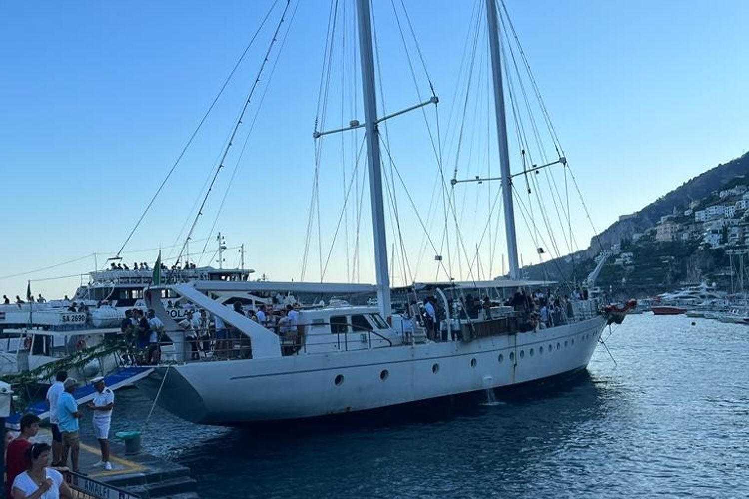 Il veliero speronato dalla barca con la famiglia di turisti americani ad Amalfi
