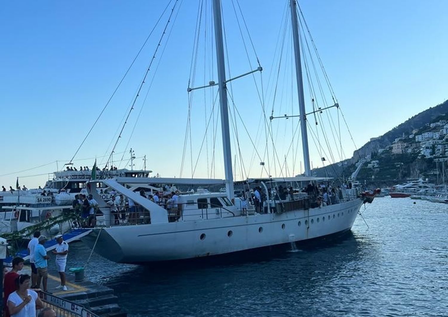 Il veliero speronato dalla barca con la famiglia di turisti americani ad Amalfi