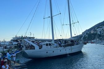 Il veliero speronato dalla barca con la famiglia di turisti americani ad Amalfi