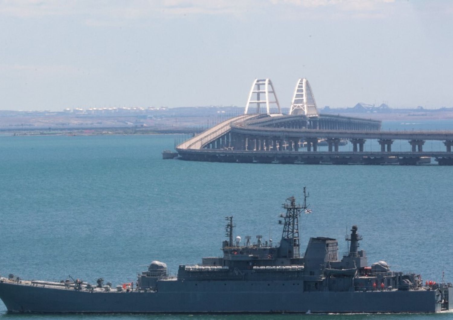 Una nave da guerra russa vicino al ponte di Kerch&nbsp;