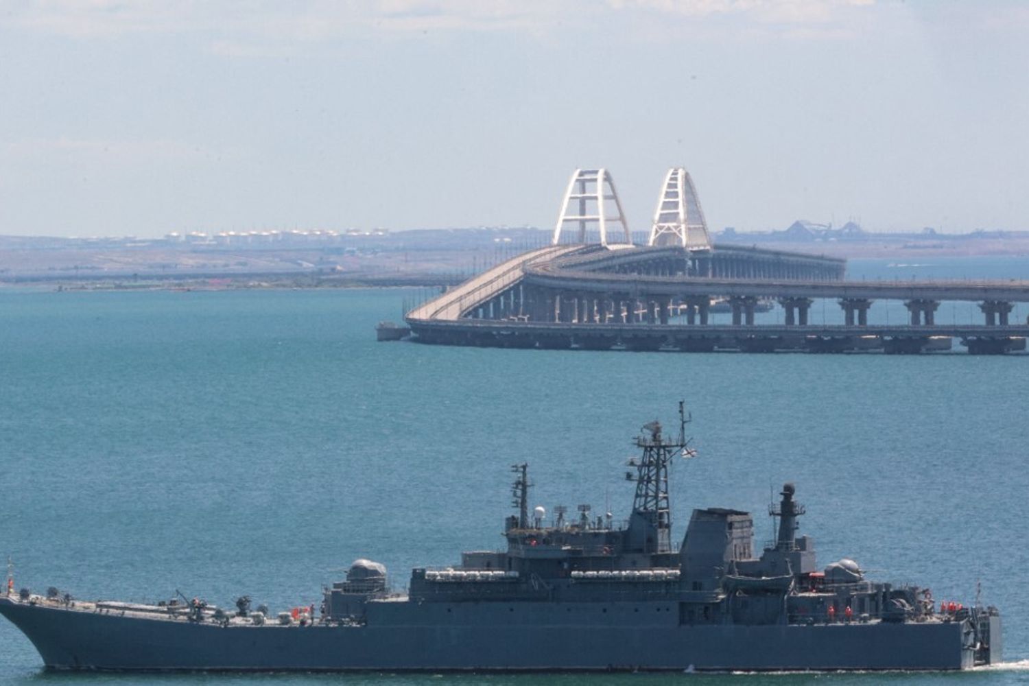 Una nave da guerra russa vicino al ponte di Kerch&nbsp;