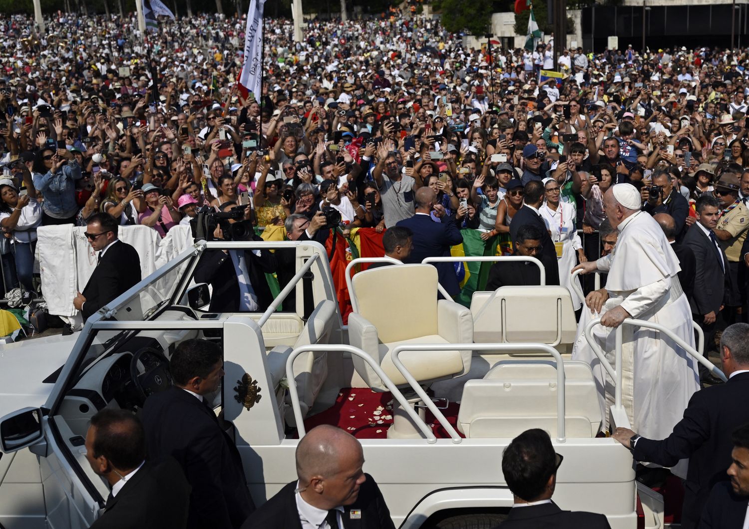 Il saluto della folla al Papa al santuario di Fatima&nbsp;