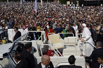 Il saluto della folla al Papa al santuario di Fatima&nbsp;