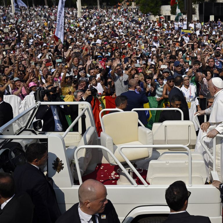 Il saluto della folla al Papa al santuario di Fatima&nbsp;