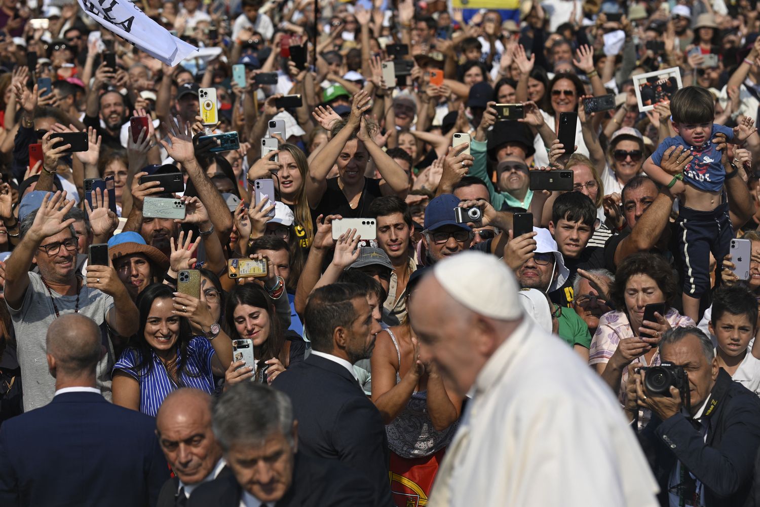 I pellegrini salutano il Papa che lascia il santuario di Fatima&nbsp;