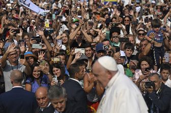 I pellegrini salutano il Papa che lascia il santuario di Fatima&nbsp;