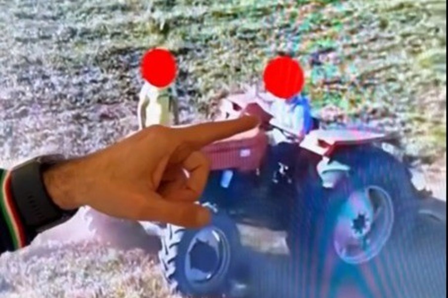 Nonno e nipote ripresi dal drone mentre appiccano un incendio