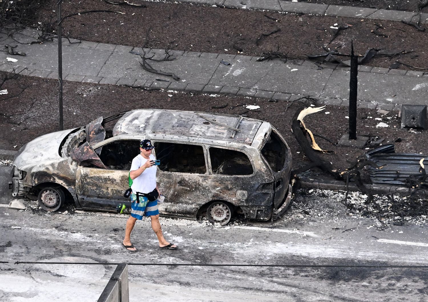 Un'auto danneggiata dagli incendi alle Hawaii&nbsp;