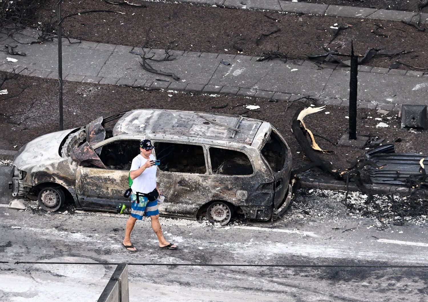 Un'auto danneggiata dagli incendi alle Hawaii&nbsp;