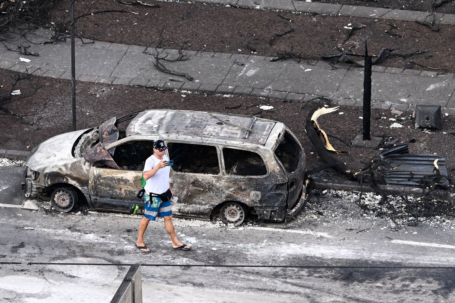 Un'auto danneggiata dagli incendi alle Hawaii&nbsp;