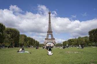 francia parigi allarme sicurezza evacuata torre eiffel