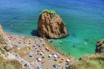 La spiaggia di nudisti di Illa Roja, Costa Brava, Catalogna