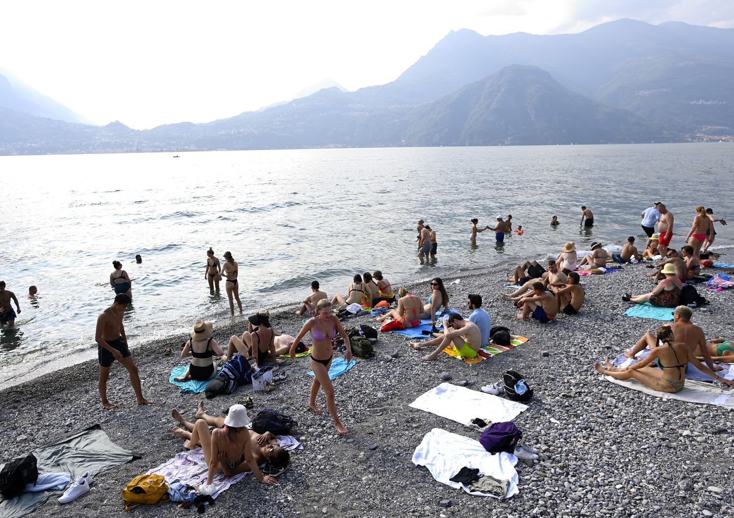 scivola materassino annega lago como