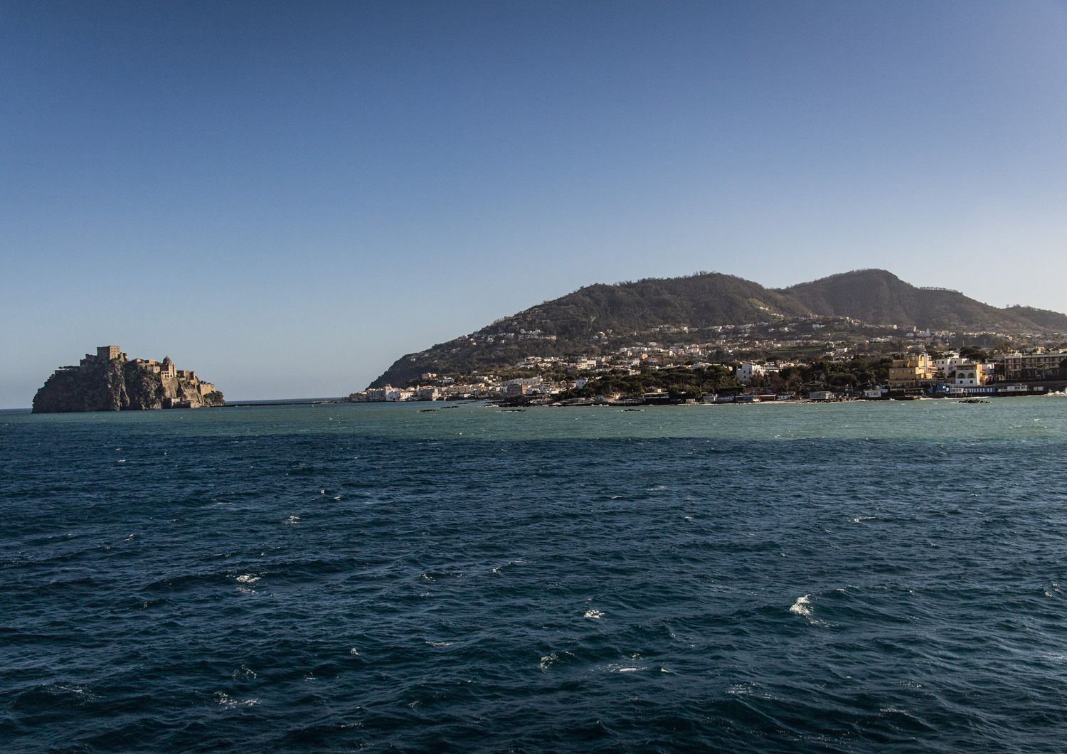 Veduta di Ischia con il castello Aragonese