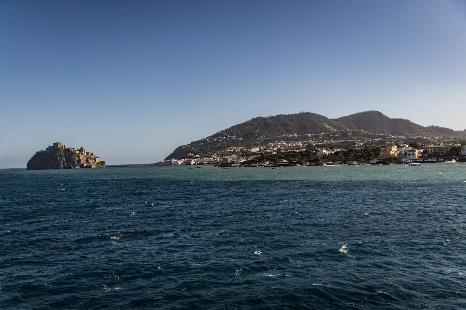 Veduta di Ischia con il castello Aragonese