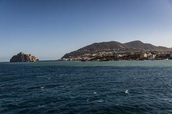Veduta di Ischia con il castello Aragonese