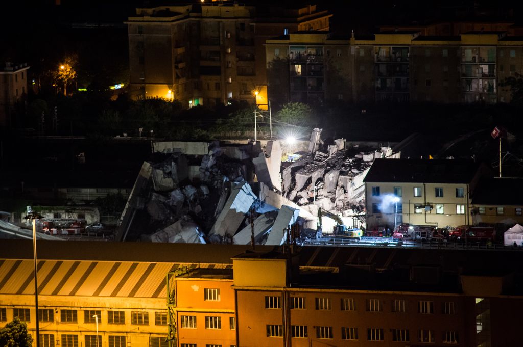 Il recupero dei corpi dopo il crollo del ponte&nbsp;