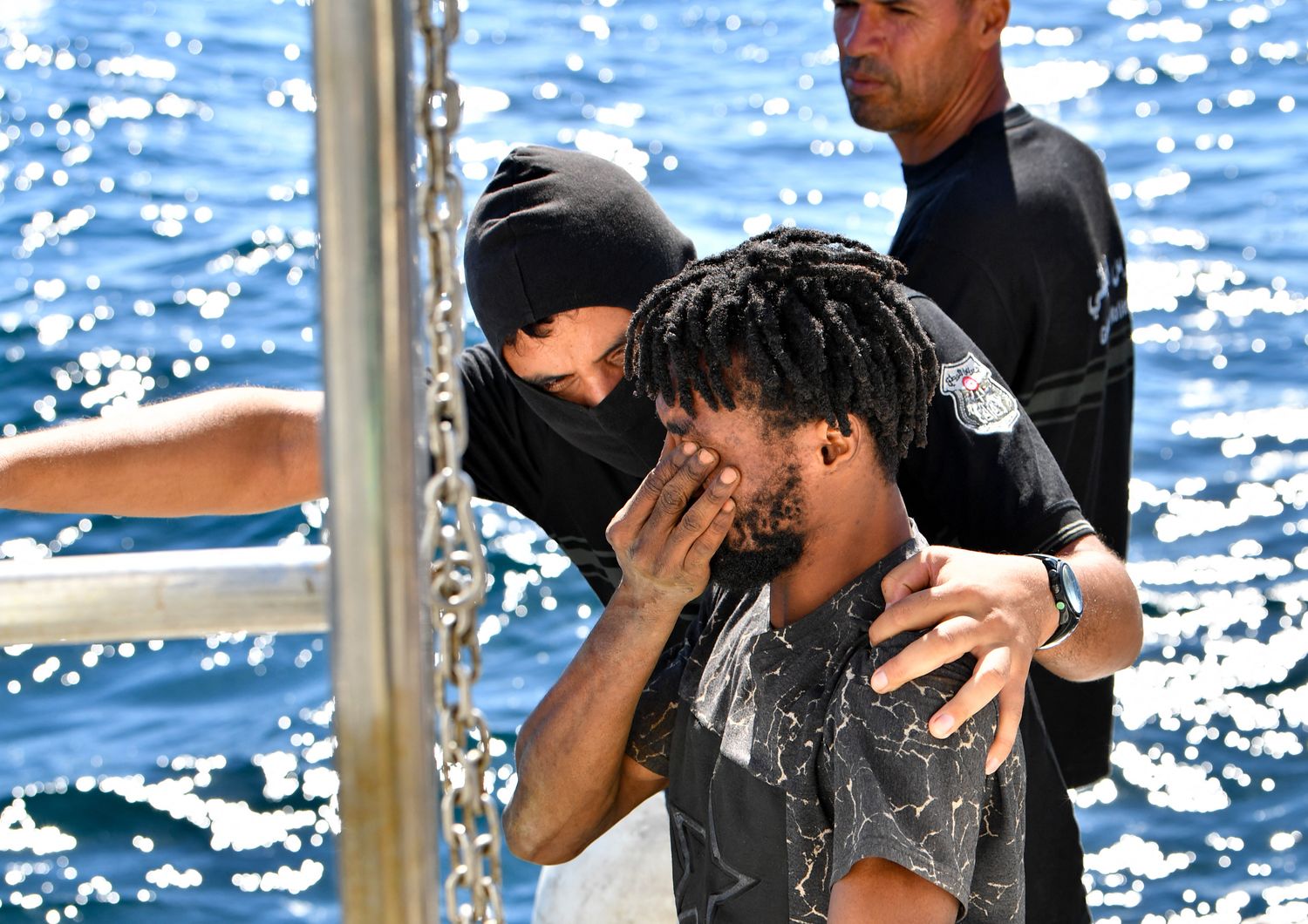 Un migrante soccorso dalla Guardia Costiera tunisina