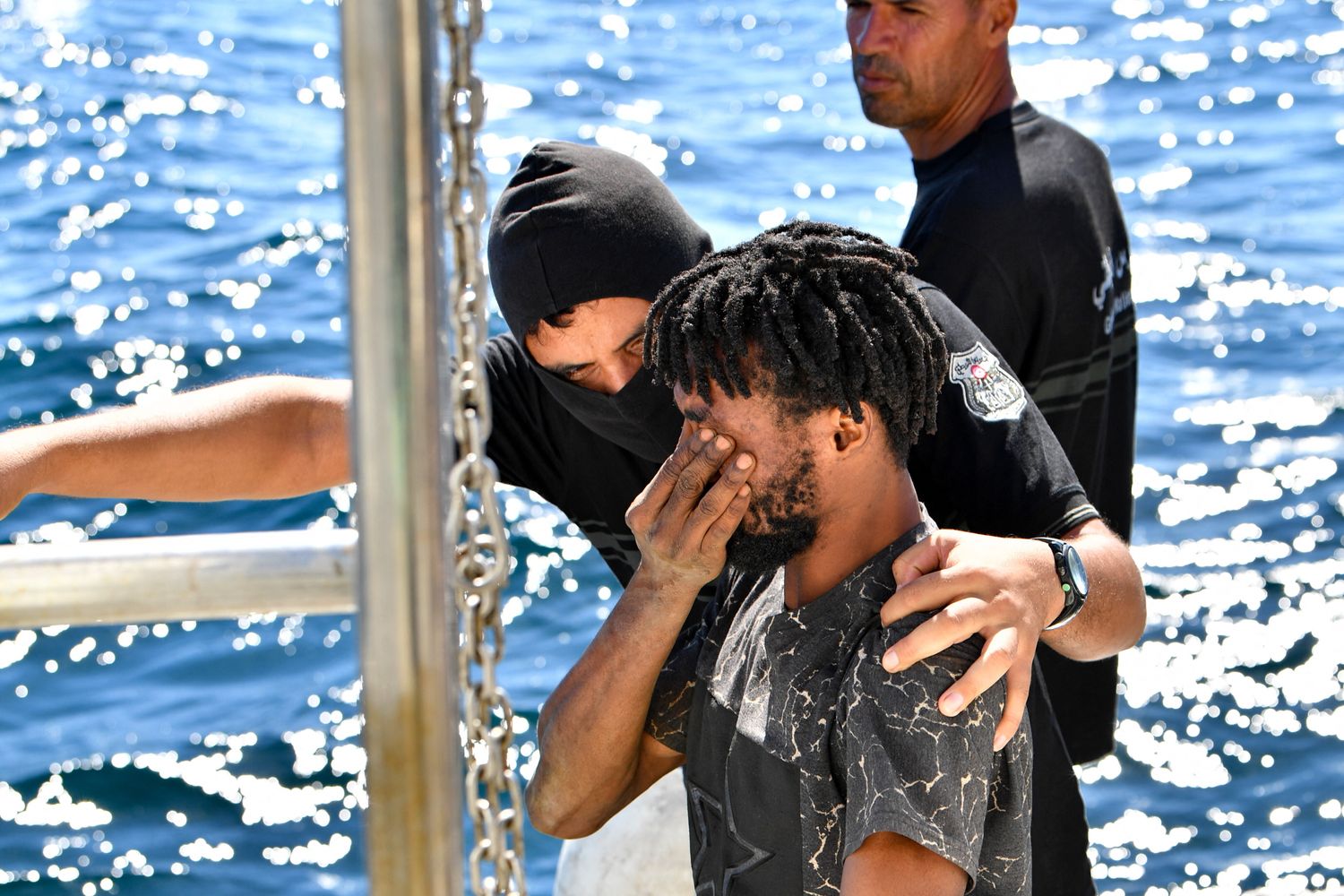 Un migrante soccorso dalla Guardia Costiera tunisina