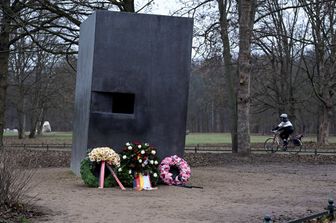 Il monumento vandalizzato a Berlino&nbsp;