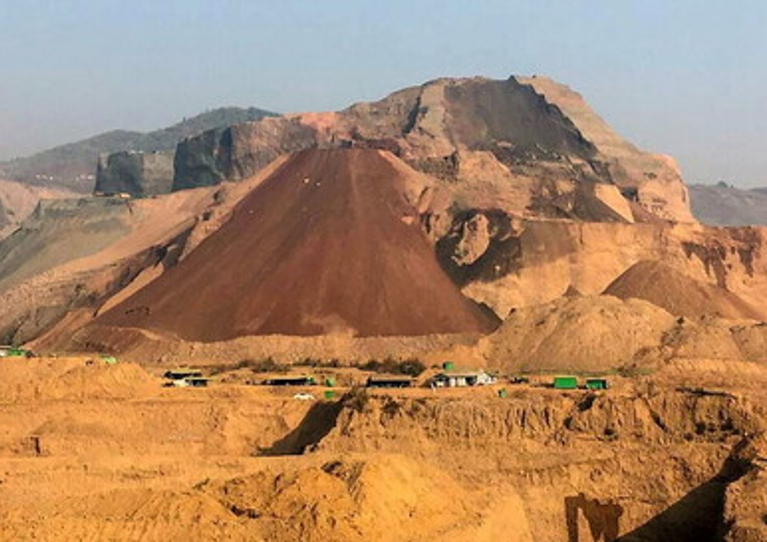 L'area della frana che ha provocato 31 morti in una miniera clandestina a&nbsp;Hpakant