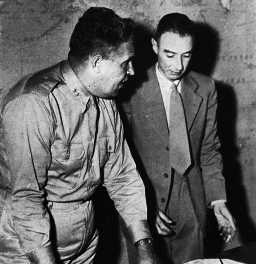 I veri Leslie Groves e Robert Oppenheimer a Los Alamos nel 1943