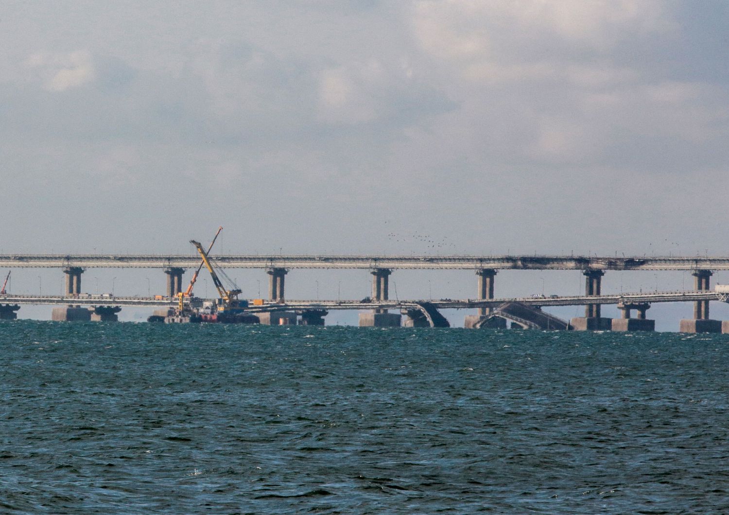 Il ponte in Crimea danneggiato dopo un attacco il 4 ottobre 2022