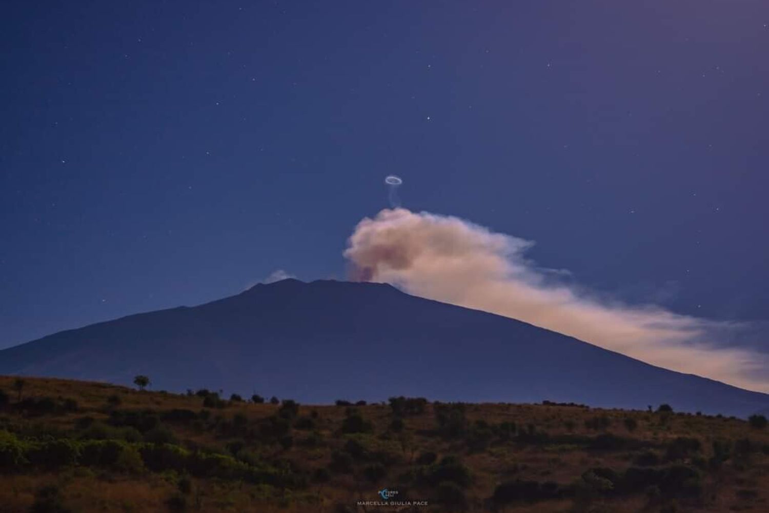 Sbuffi di fumo sull'Etna