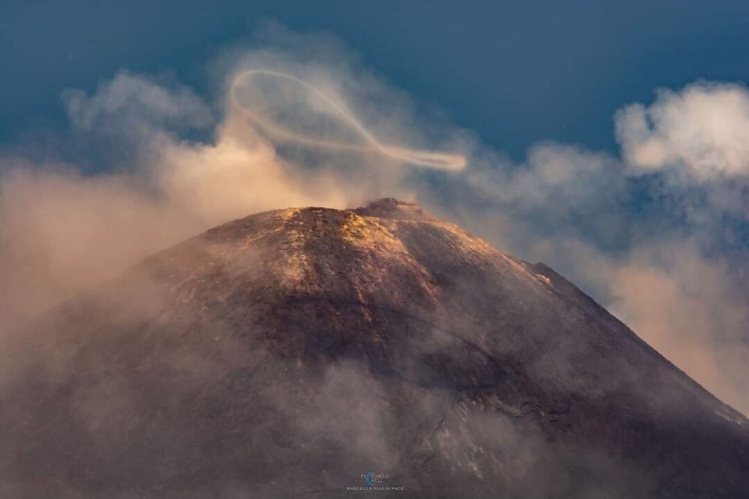 Sbuffi di fumo sull'Etna