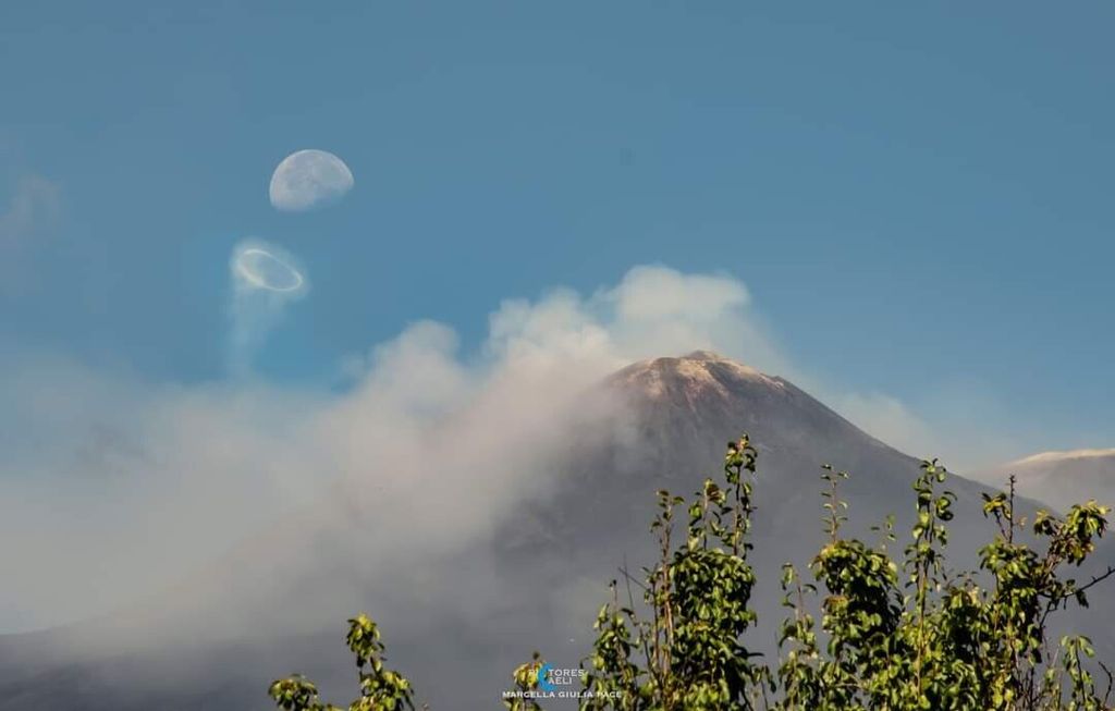 &nbsp;Sbuffi di fumo sull'Etna